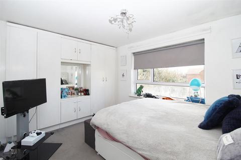 24 Hall Gardens, Colney Heath, St Albans, AL4 0QG
