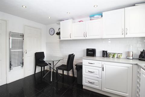 24 Hall Gardens, Colney Heath, St Albans, AL4 0QG