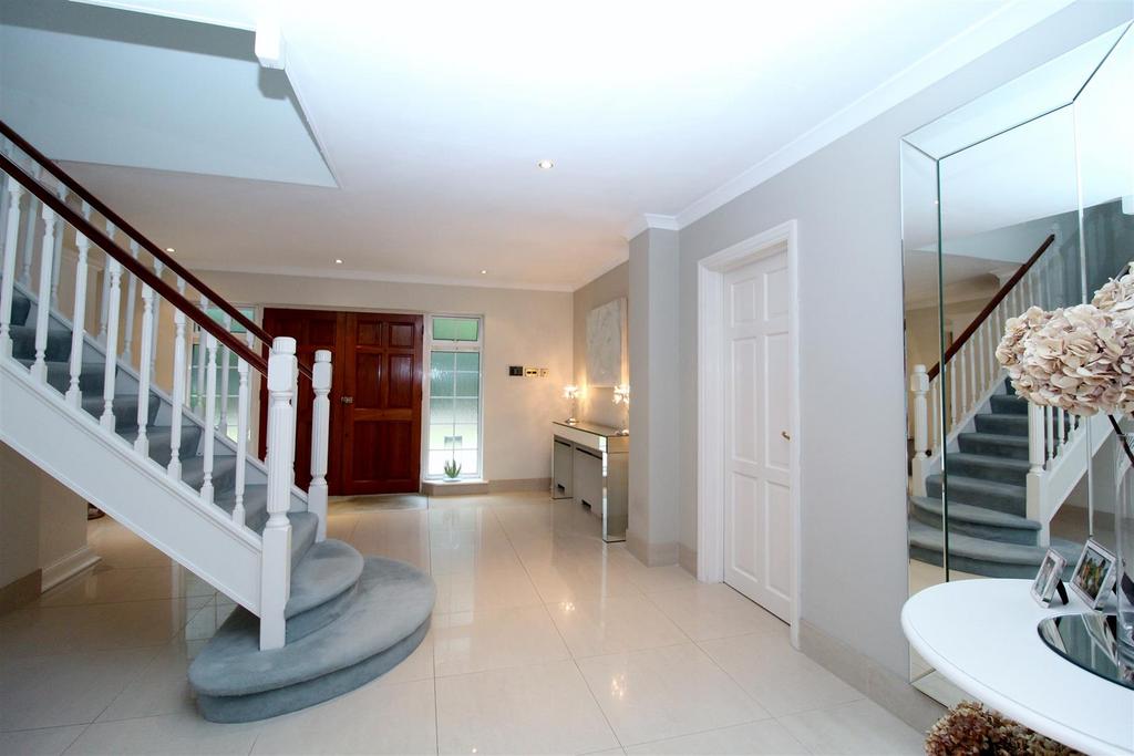Upland Drive, Brookmans Park AL9 4 bed detached house £1,595,000