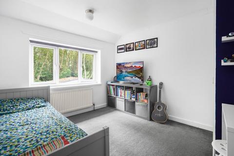 14 Barfield Mount, Leeds, LS17 8TG