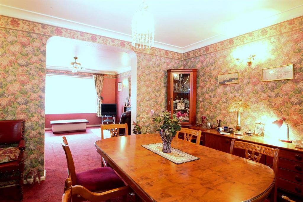 Upland Drive, Brookmans Park AL9 4 bed detached house £999,950