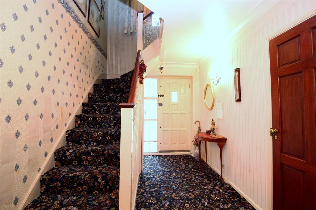 Upland Drive, Brookmans Park AL9 4 bed detached house £999,950