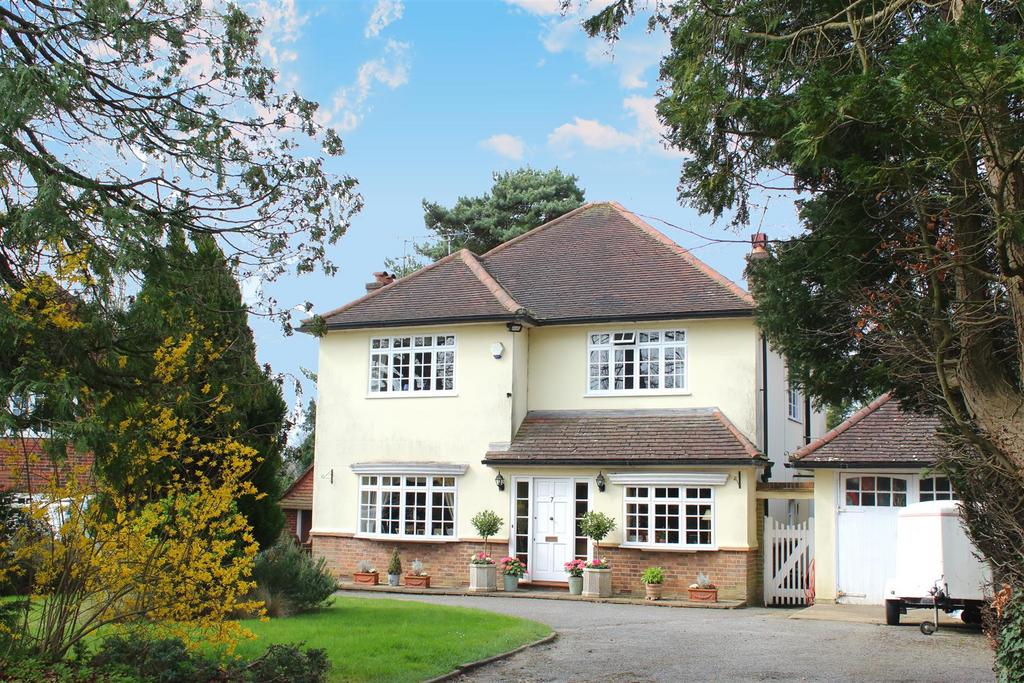 UPLAND DRIVE, BROOKMANS PARK AL9 4 bed detached house £1,195,000