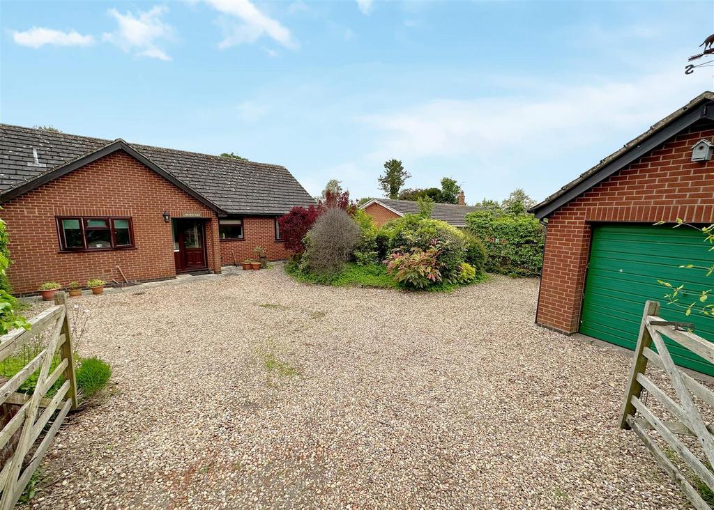 Quinneys Lane, Bidford on Avon 2 bed detached bungalow £375,000