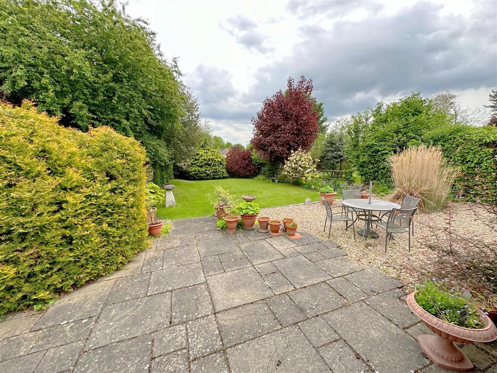 Quinneys Lane, Bidford on Avon 2 bed detached bungalow £375,000