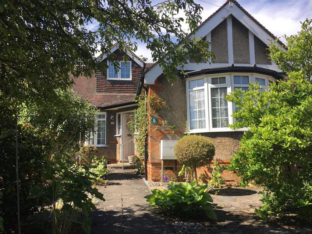 Oakroyd Avenue, Potters Bar EN6 3 bed semidetached bungalow £575,000