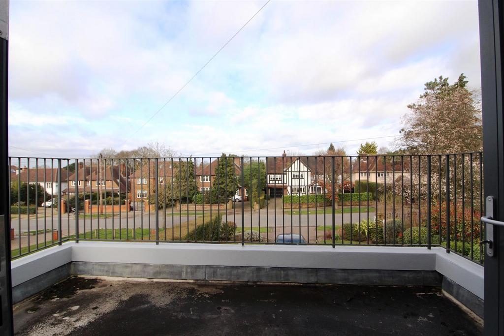 32 A Brookmans Avenue 013.JPG