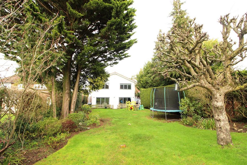 32 A Brookmans Avenue 052.JPG