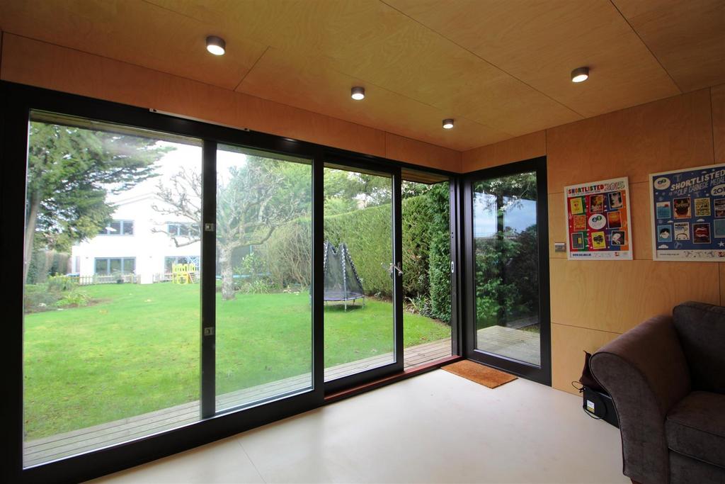 32 A Brookmans Avenue 057.JPG