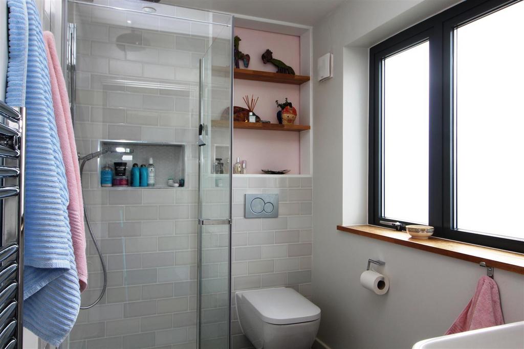32 A Brookmans Avenue 010.JPG