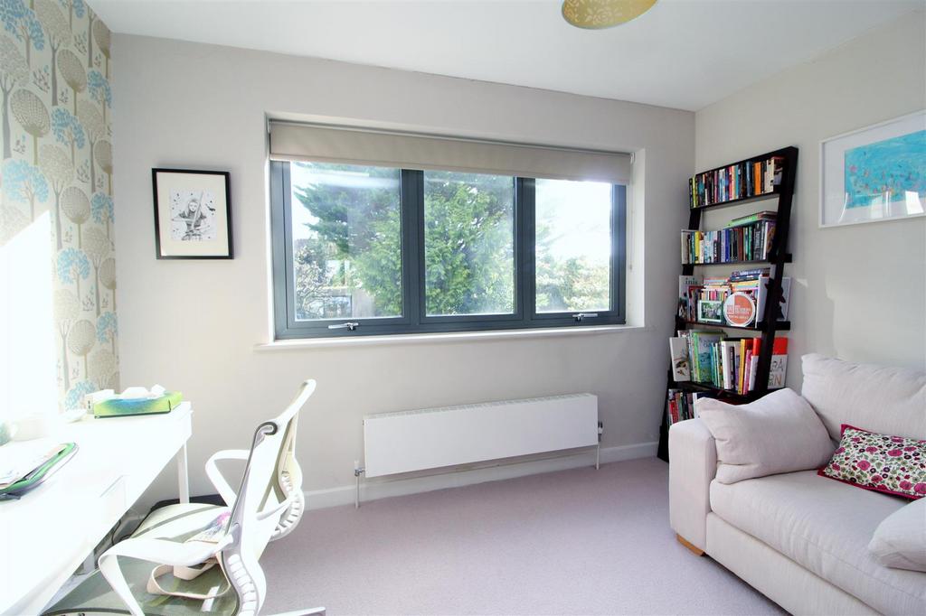 32 A Brookmans Avenue New 021.JPG