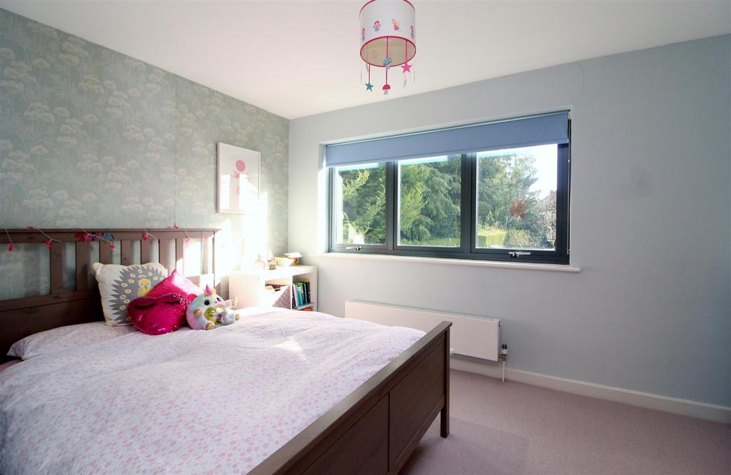 32 A Brookmans Avenue New 022.JPG