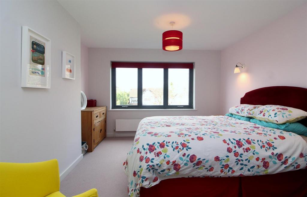 32 A Brookmans Avenue New 025.JPG