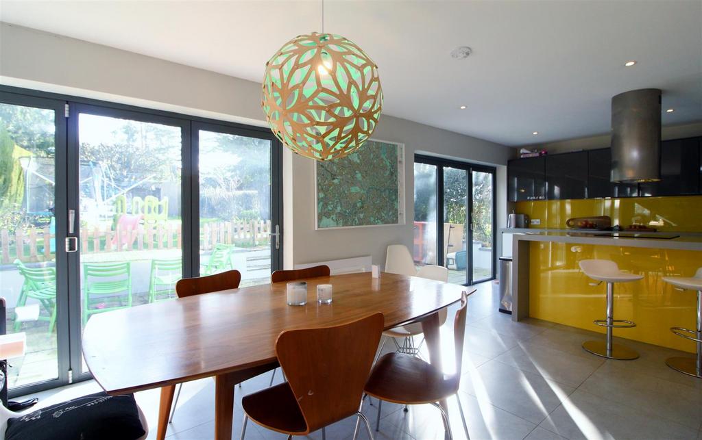 32 A Brookmans Avenue New 012.JPG