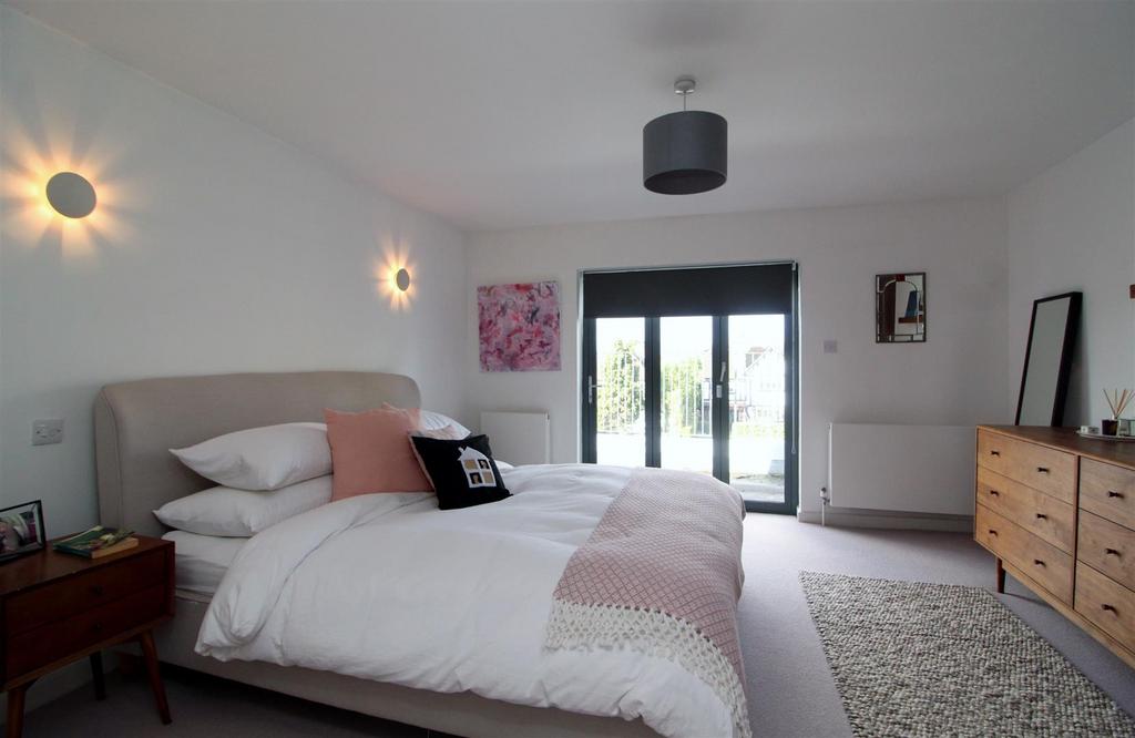 32 A Brookmans Avenue New 018.JPG