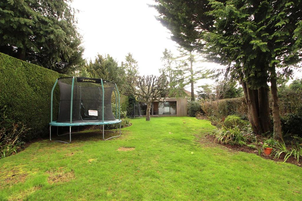 32 A Brookmans Avenue 048.JPG