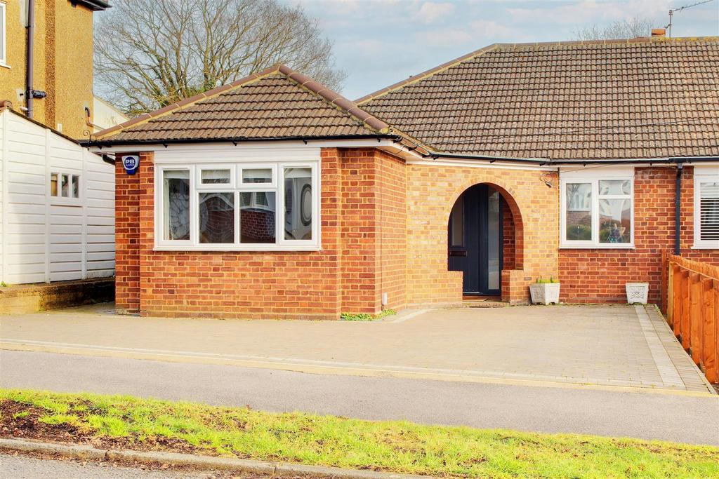 Oaklands Avenue, Brookmans Park AL9 3 bed semidetached bungalow for
