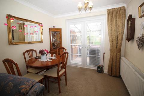 61 Deepdene, Potters Bar, EN6 3DG