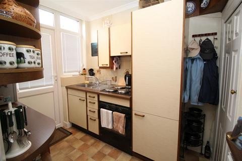 61 Deepdene, Potters Bar, EN6 3DG