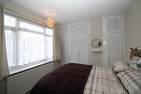 61 Deepdene, Potters Bar, EN6 3DG
