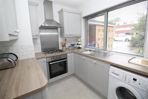 2 Fayerfield, Potters Bar, EN6 5DQ