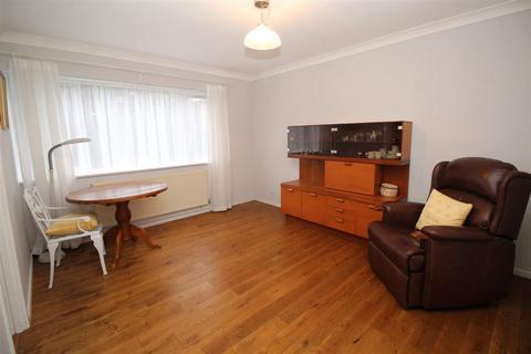 2 Fayerfield, Potters Bar, EN6 5DQ
