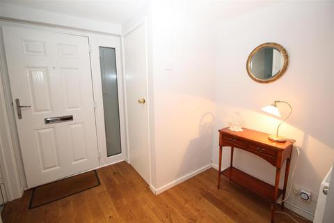 2 Fayerfield, Potters Bar, EN6 5DQ