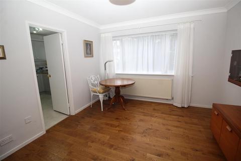 2 Fayerfield, Potters Bar, EN6 5DQ