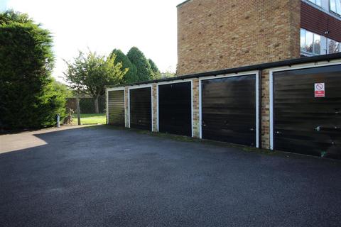 2 Fayerfield, Potters Bar, EN6 5DQ
