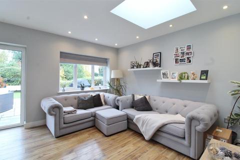 16 Skimpans Close, Welham Green, Hatfield, AL9 7PB