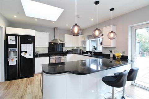 16 Skimpans Close, Welham Green, Hatfield, AL9 7PB