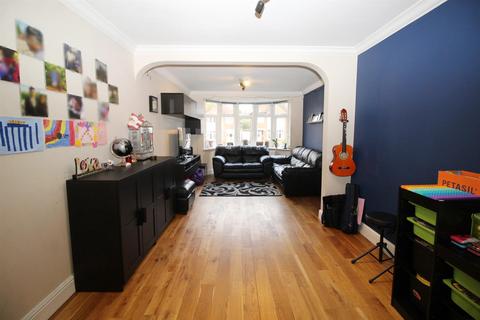 50 Deepdene, Potters Bar, EN6 3DE