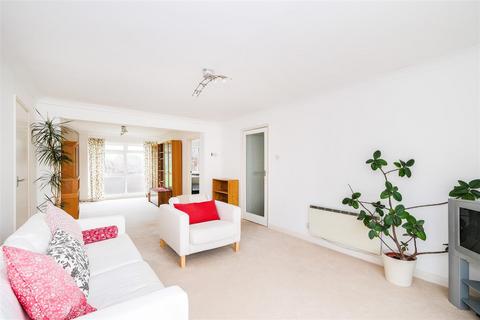 2 bedroom flat for sale, Connaught Avenue, North Chingford