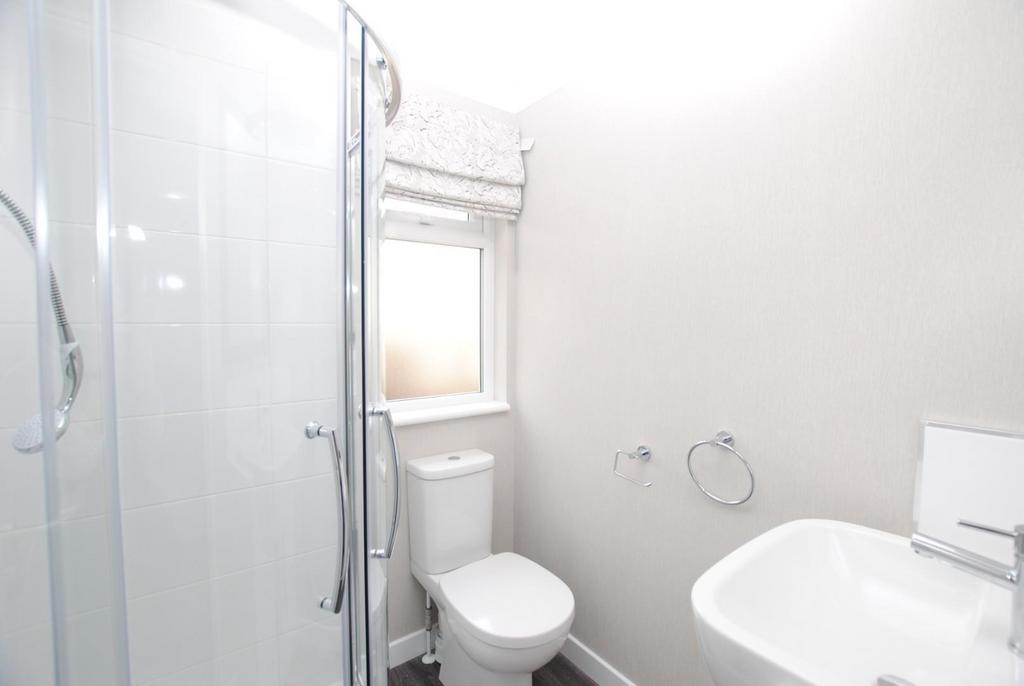 Bed 1 ensuite.jpg