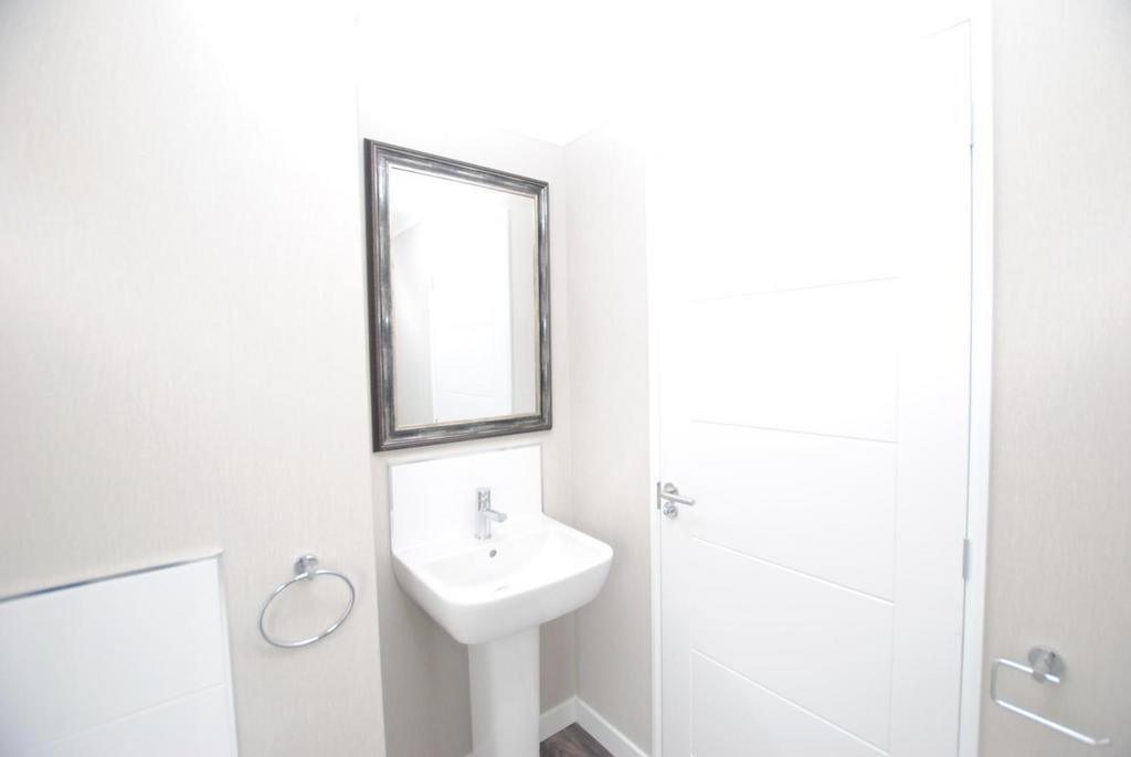 Bathroom 02.jpg