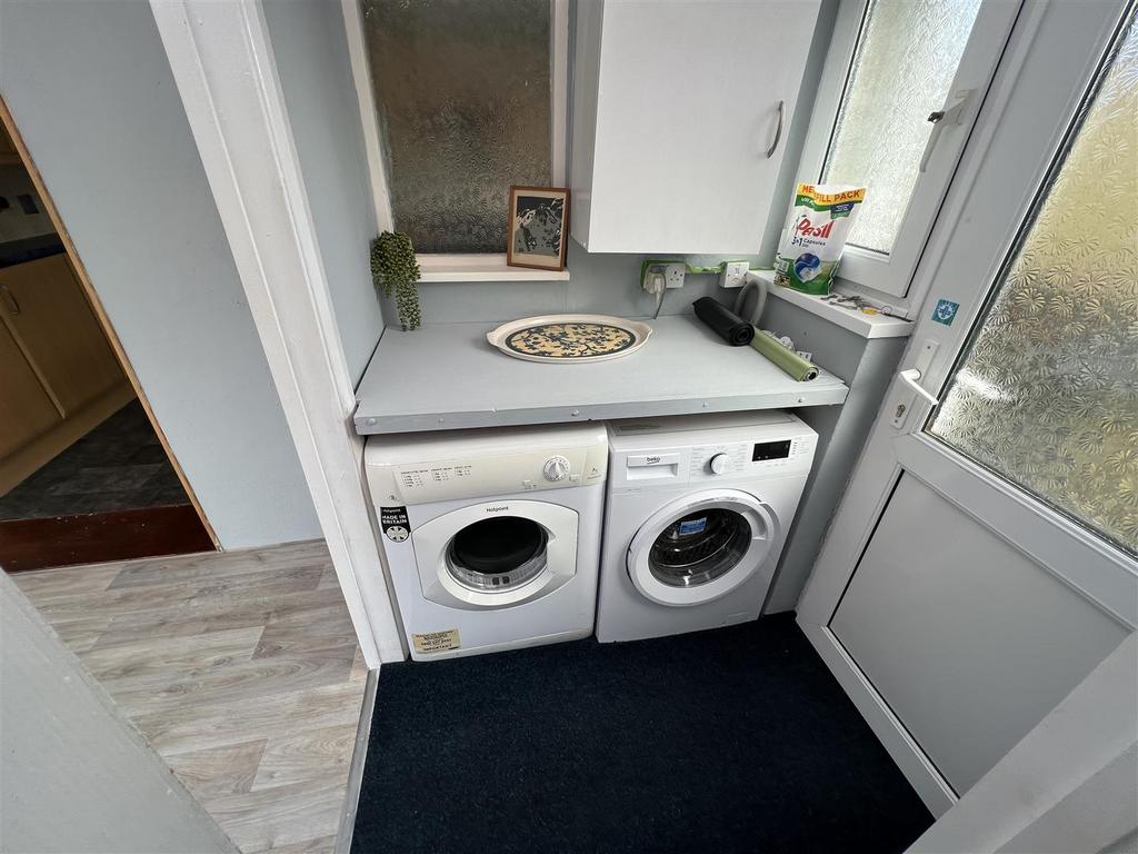 Side Entrance Hall/Utility Room