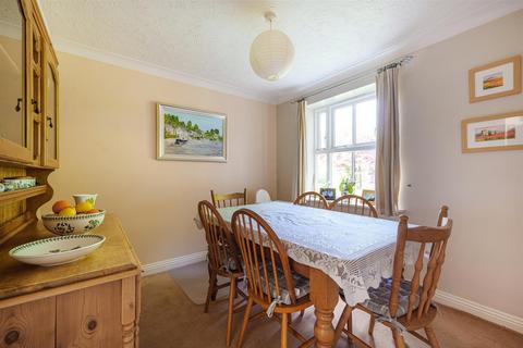 8 Clarke Close, Uffculme, Cullompton, EX15 3XX