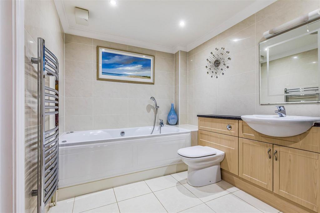 18 Ocean Breeze, 8-10 Studland Road, Bournemouth-S