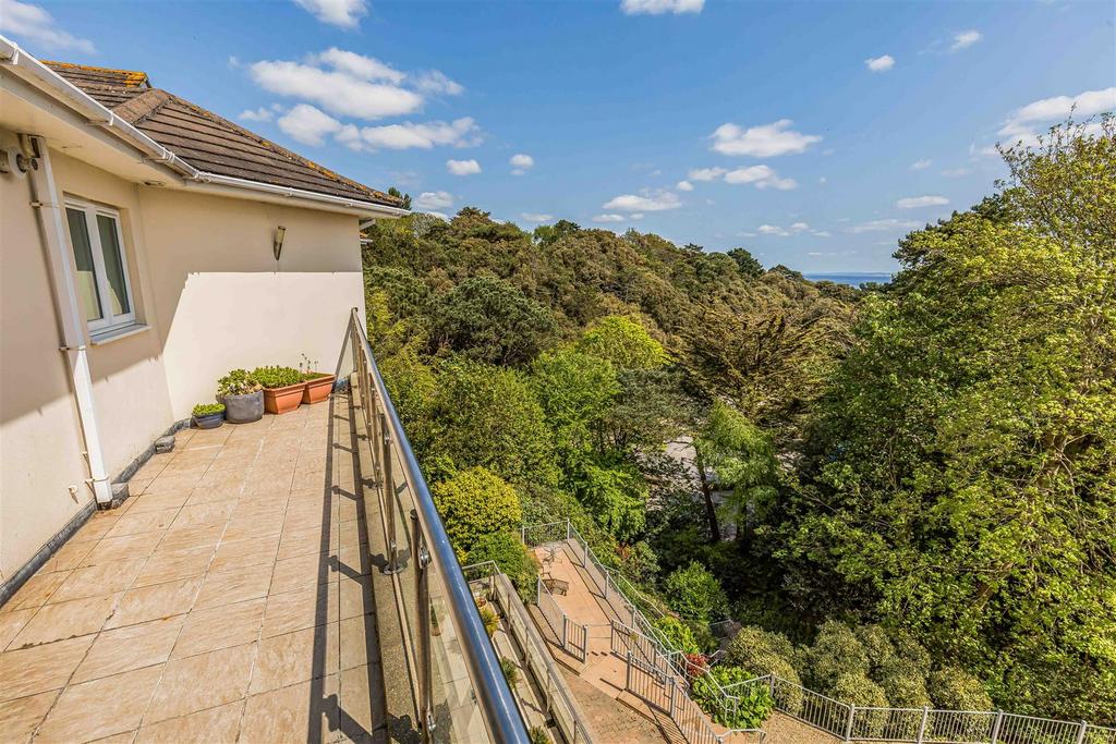 18 Ocean Breeze, 8-10 Studland Road, Bournemouth-S