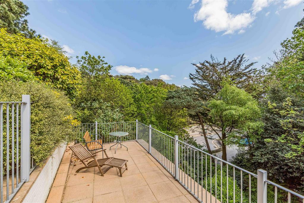 18 Ocean Breeze, 8-10 Studland Road, Bournemouth-S