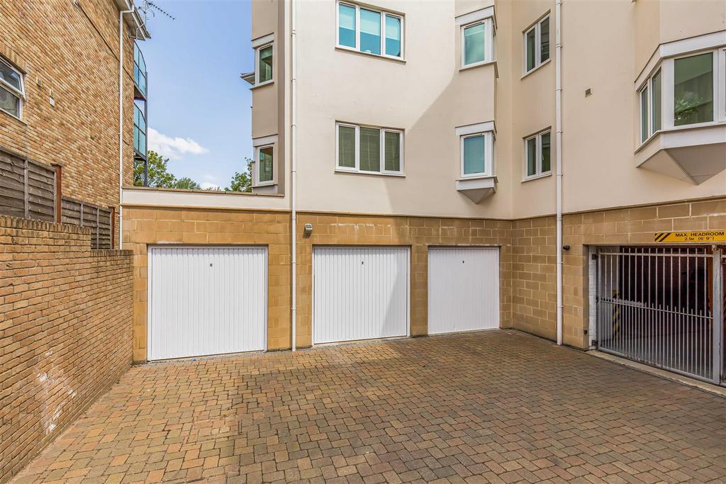 18 Ocean Breeze, 8-10 Studland Road, Bournemouth-S