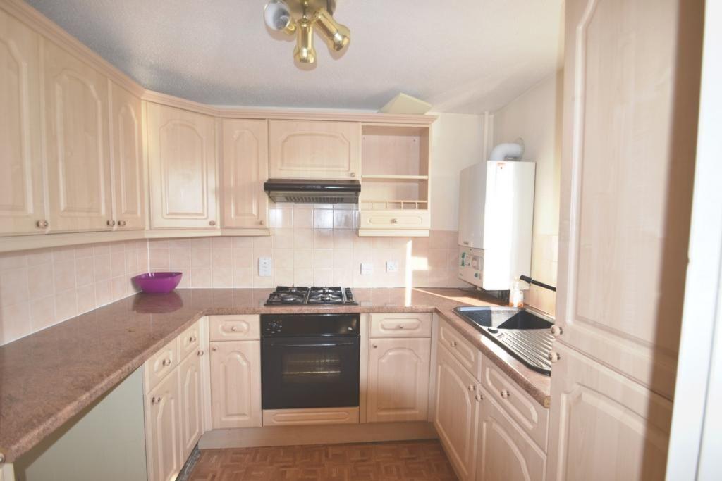 Limes Avenue, Chigwell, Essex 2 bed flat for sale £250,000