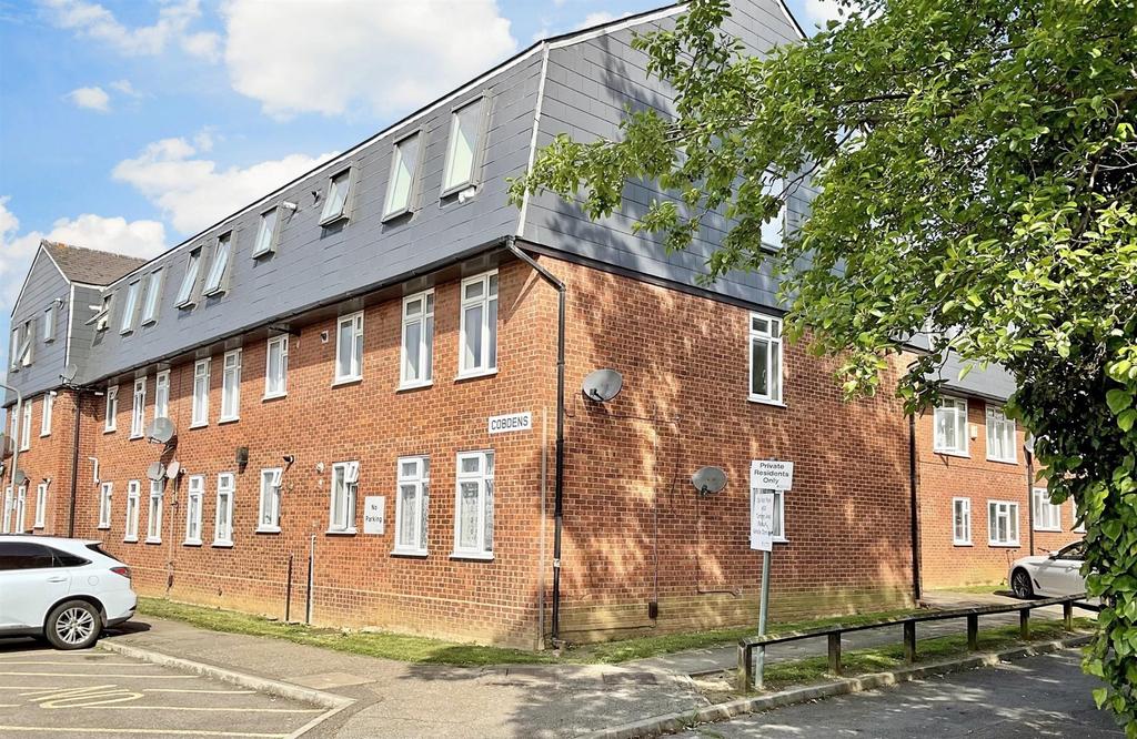 Limes Avenue, Chigwell, Essex 2 bed flat £200,000