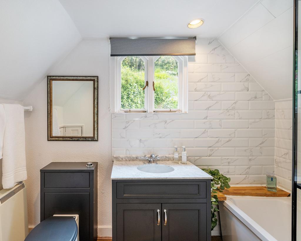 Gothic Cottage, Dartmouth: Bathroom