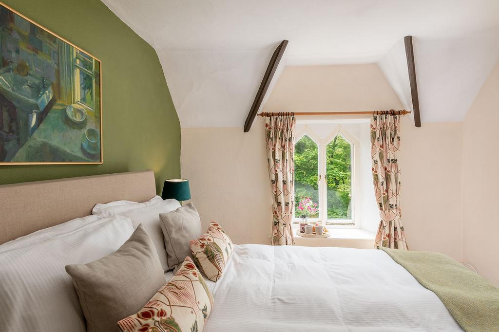 Gothic Cottage, Dartmouth: Master Bedroom