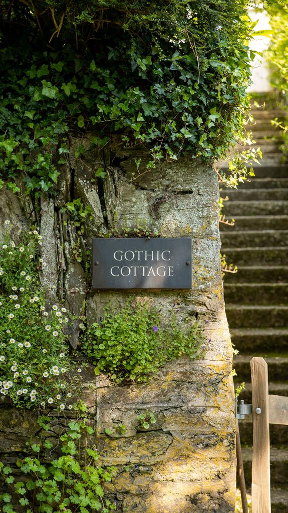 Gothic Cottage, Dartmouth: Sign