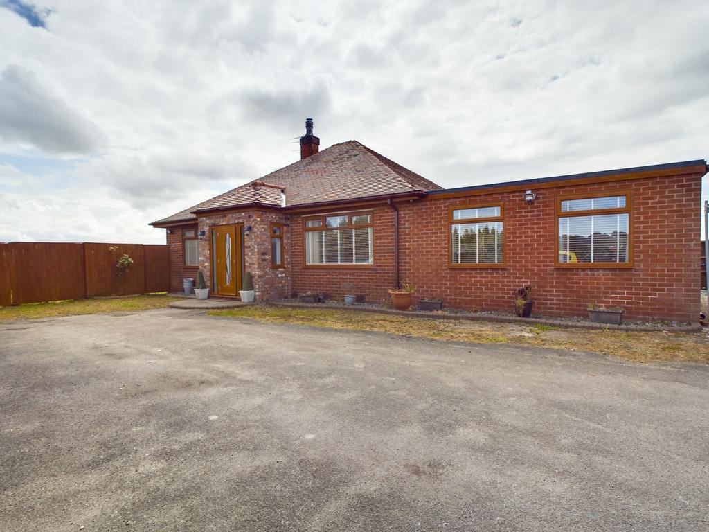 Broad Lane, Aughton, Ormskirk... 4 bed detached bungalow £1,600 pcm