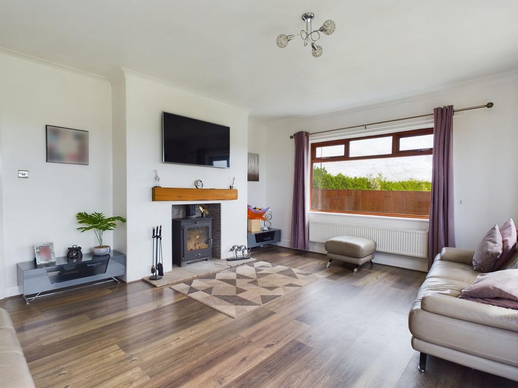 Broad Lane, Aughton, Ormskirk... 4 bed detached bungalow £1,600 pcm (£369 pw)