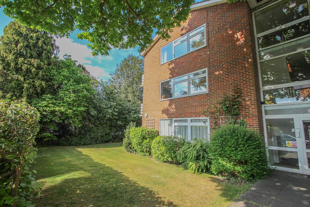 Long Lodge Drive, WaltonOnThames, KT12 2 bed apartment £1,450 pcm
