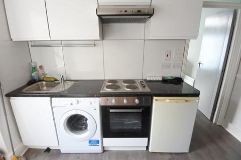 Studio to rent, Larch Road, Cricklewood NW2
